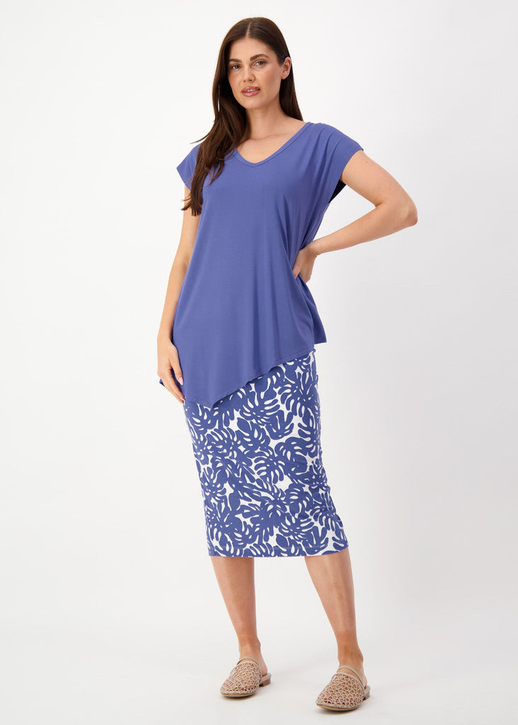 A model wearing an oversized navy blue tee, printed midi skirt and closed feet brown sandals (Product image)